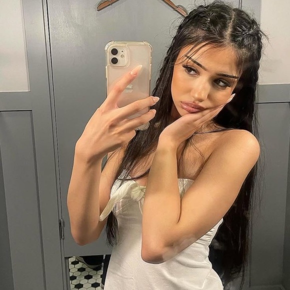 Meet your Posher, malia - Picture 2 of 2